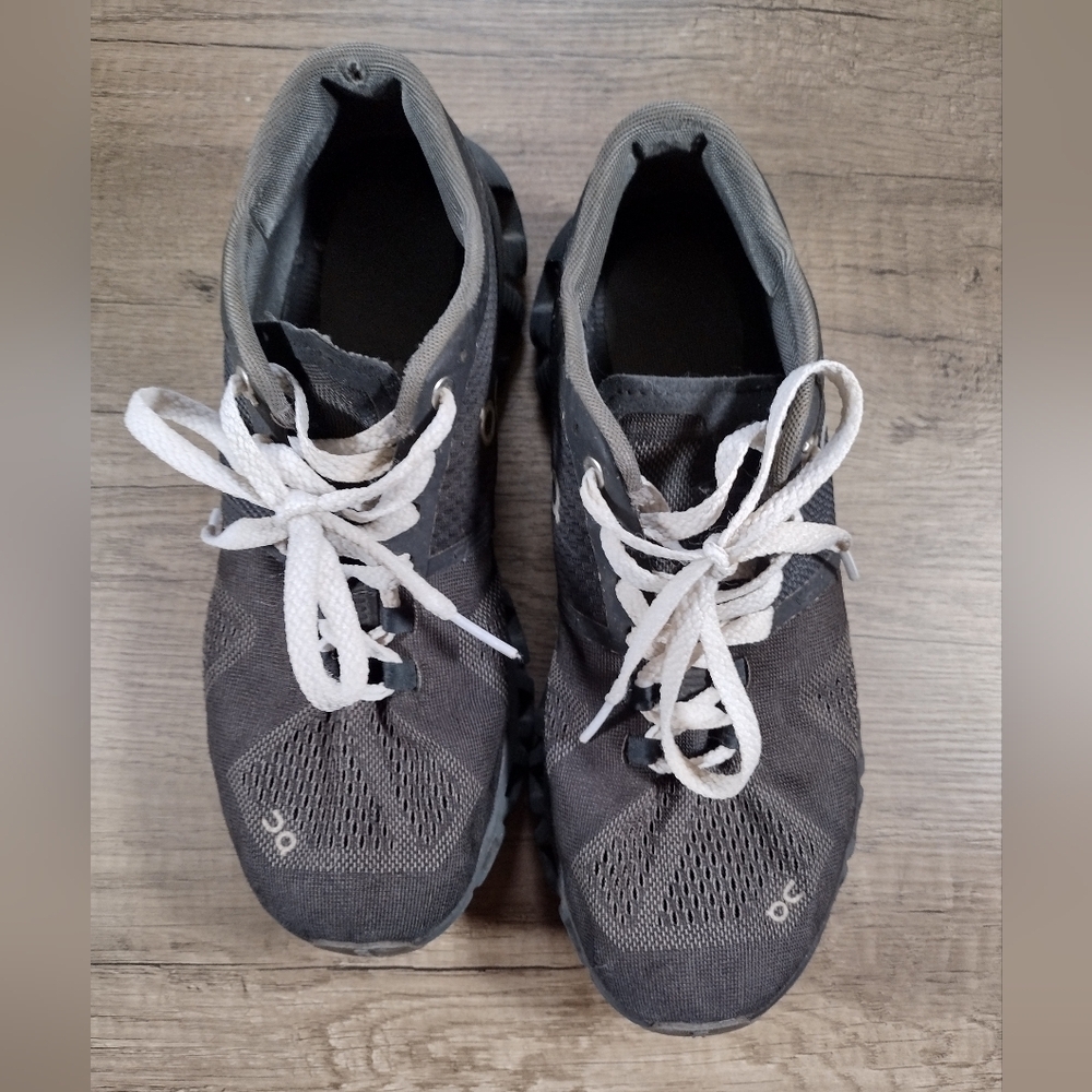 On Cloud Swiss Engineering Women's Sz 8 Black Running Shoes Sneakers. 